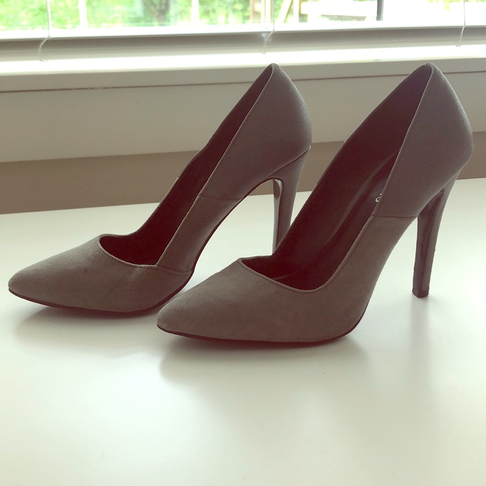 Grey pumps